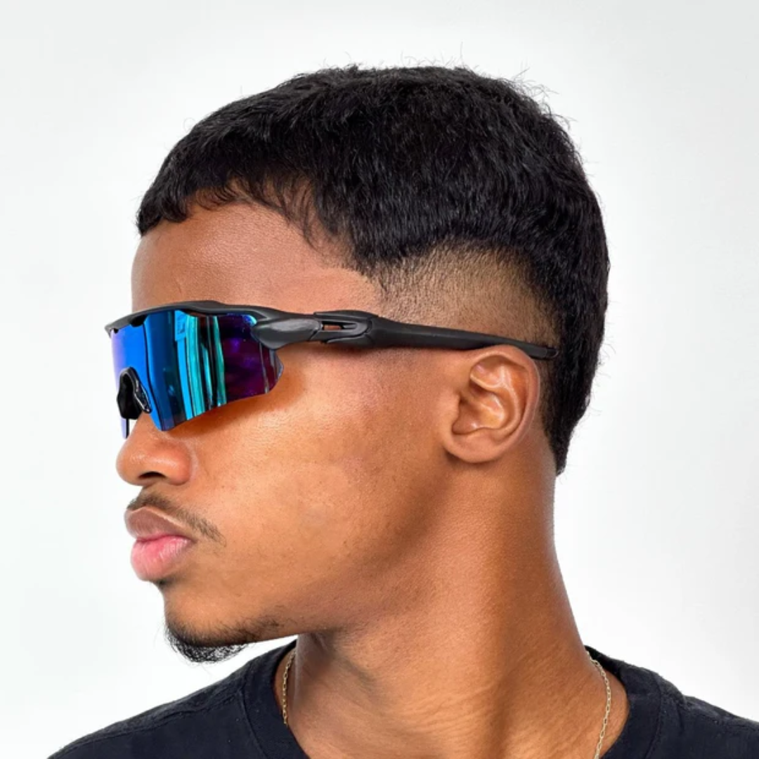 ÓCULOS DE SOL Esportivo Shield PRETO LENTE PRETO - sendo usado por modelo - Sevet Company