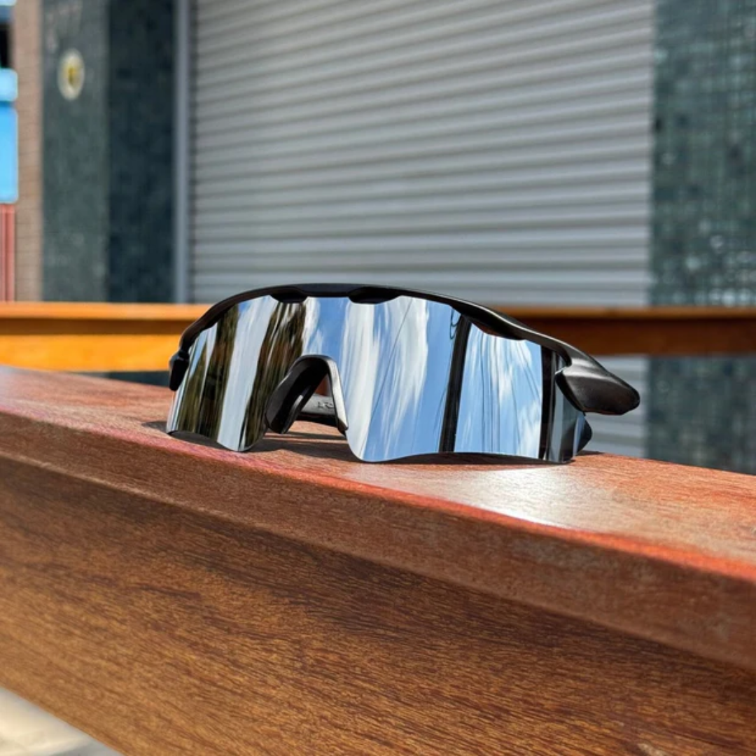 ÓCULOS DE SOL Esportivo Shield PRETO LENTE PRETO - sendo usado por modelo - Sevet Company