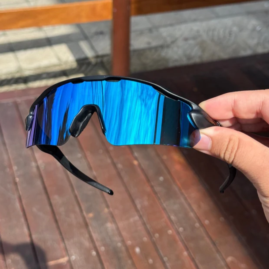 ÓCULOS DE SOL Esportivo Shield PRETO LENTE PRETO - sendo usado por modelo - Sevet Company