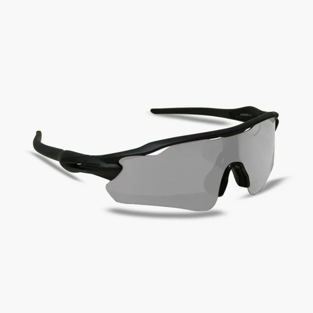 ÓCULOS DE SOL ESPORTIVO SHIELD PRETO LENTE LIQUID METAL - sendo usado por modelo - Sevet Company
