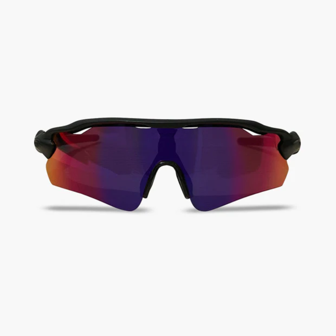 ÓCULOS DE SOL Esportivo Shield PRETO LENTE PRETO - sendo usado por modelo - Sevet Company