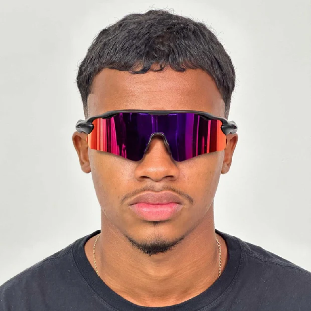 ÓCULOS DE SOL Esportivo Shield PRETO LENTE PRETO - sendo usado por modelo - Sevet Company