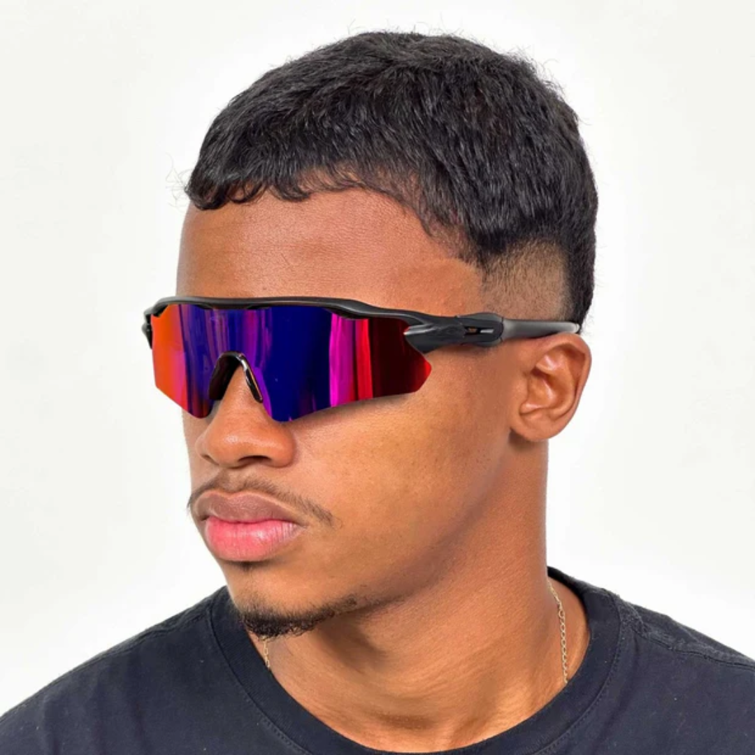 ÓCULOS DE SOL Esportivo Shield PRETO LENTE PRETO - sendo usado por modelo - Sevet Company