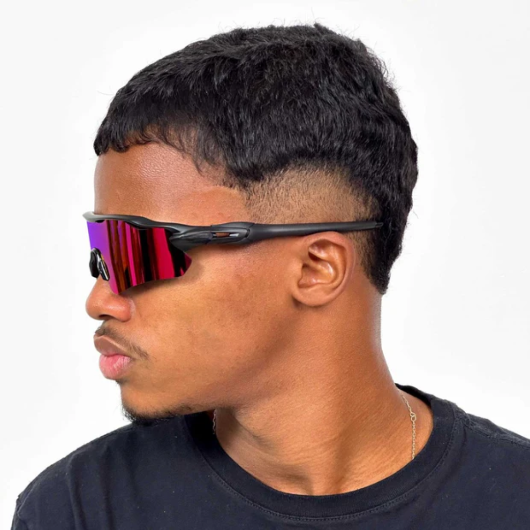 ÓCULOS DE SOL Esportivo Shield PRETO LENTE PRETO - sendo usado por modelo - Sevet Company