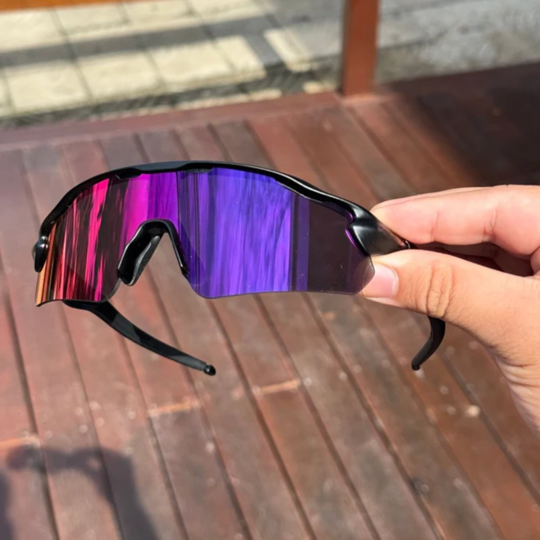 ÓCULOS DE SOL Esportivo Shield PRETO LENTE PRETO - sendo usado por modelo - Sevet Company
