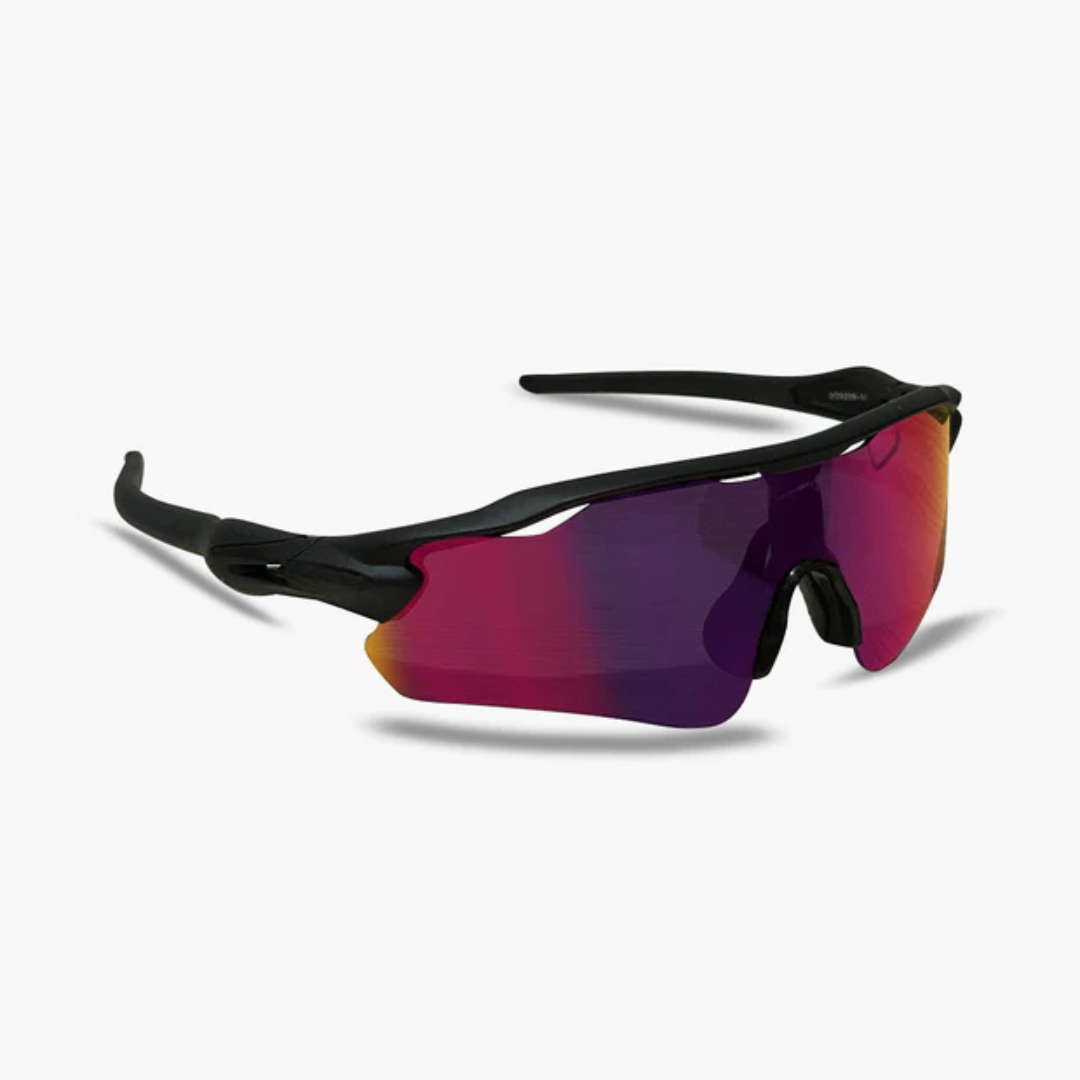 ÓCULOS DE SOL Esportivo Shield PRETO LENTE PRETO - sendo usado por modelo - Sevet Company