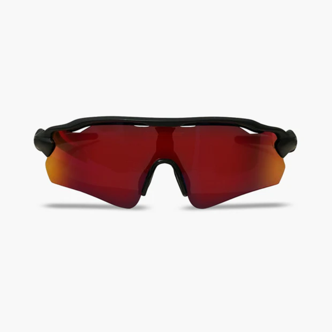 ÓCULOS DE SOL Esportivo Shield PRETO LENTE PRETO - sendo usado por modelo - Sevet Company