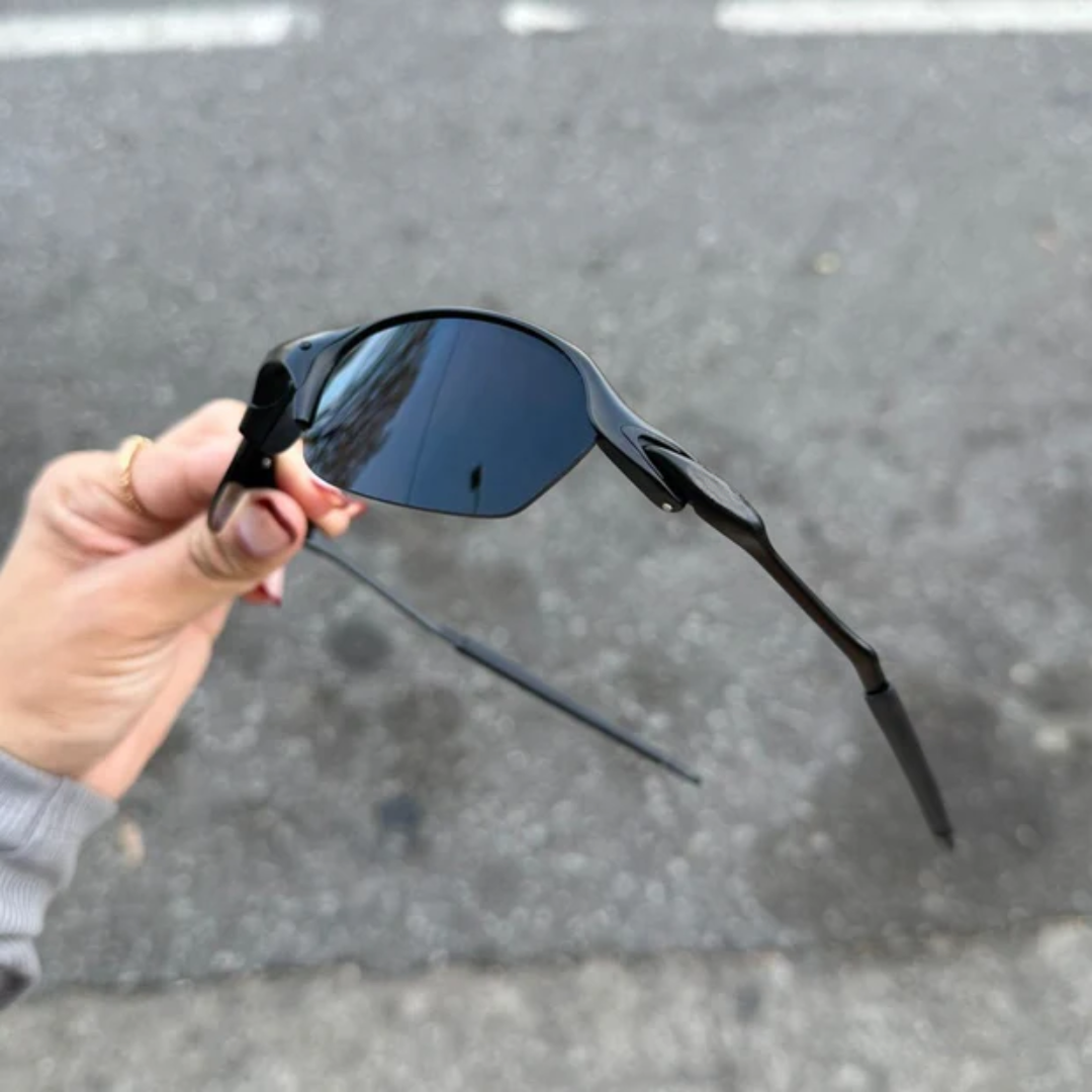 ÓCULOS DE SOL Metal Curvo CARBON LENTE PRETO - sendo usado por modelo - Sevet Company