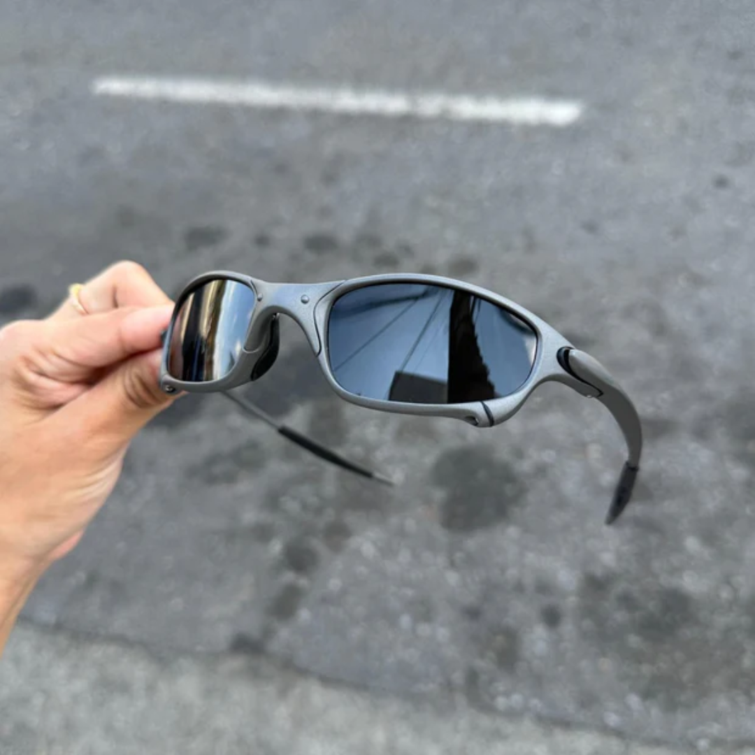 ÓCULOS DE SOL Metal Redondo Prata LENTE PRETO - sendo usado por modelo - Sevet Company