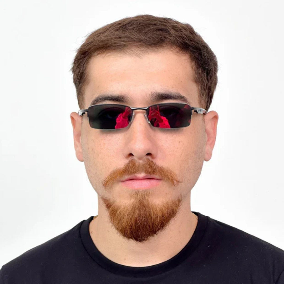 ÓCULOS DE SOL METAL RETANGULAR PRETO EDIÇÃO LIMITADA - sendo usado por modelo - Sevet Company