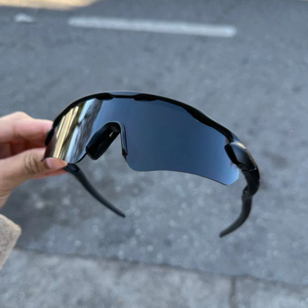 ÓCULOS DE SOL Esportivo Shield PRETO LENTE PRETO - sendo usado por modelo - Sevet Company