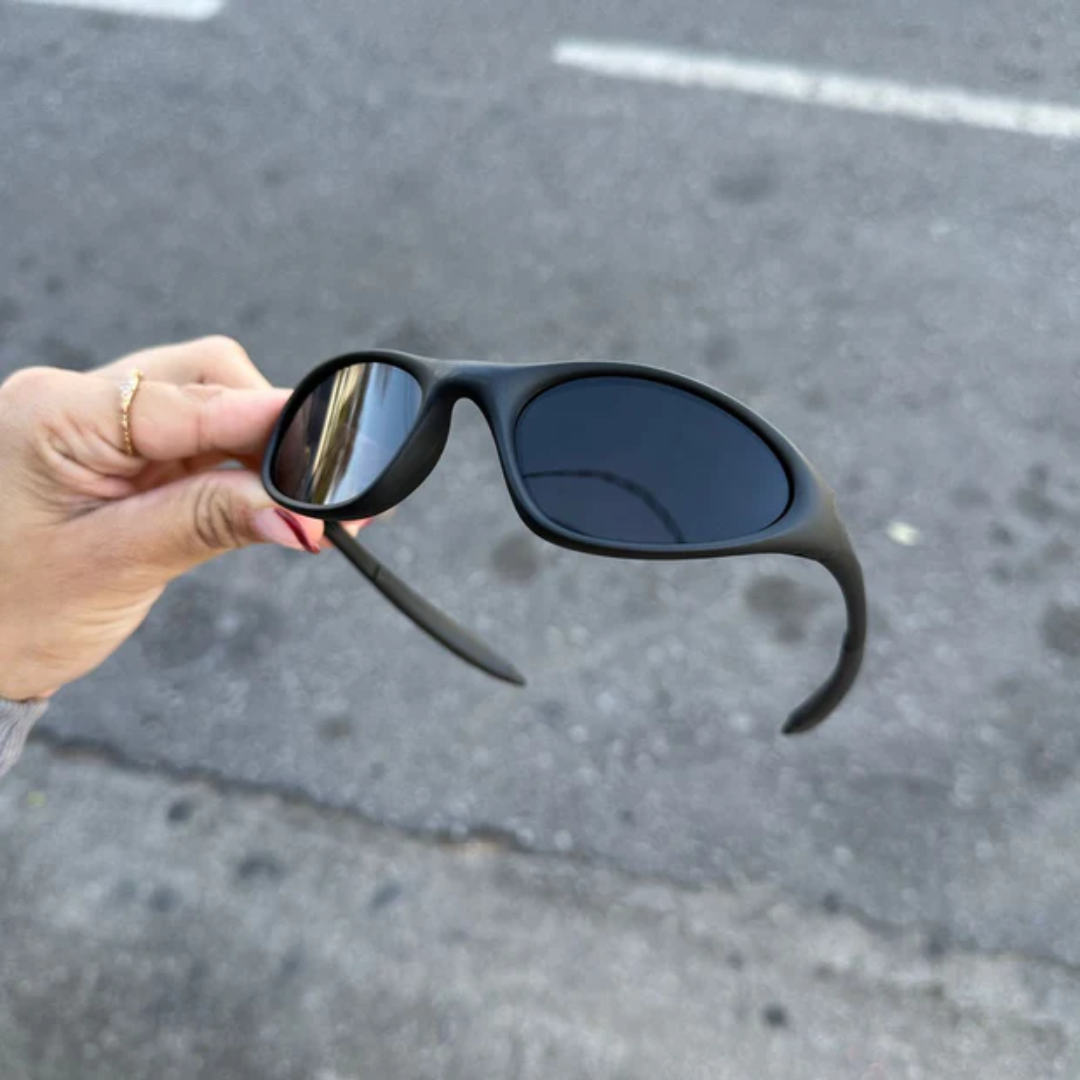 ÓCULOS DE SOL OVAL COMPACTO PRETO EDIÇÃO LIMITADA - visão lateral - Sevet Company