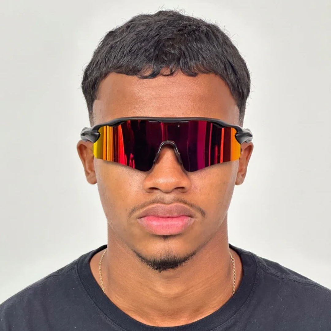 ÓCULOS DE SOL Esportivo Shield PRETO LENTE PRETO - sendo usado por modelo - Sevet Company