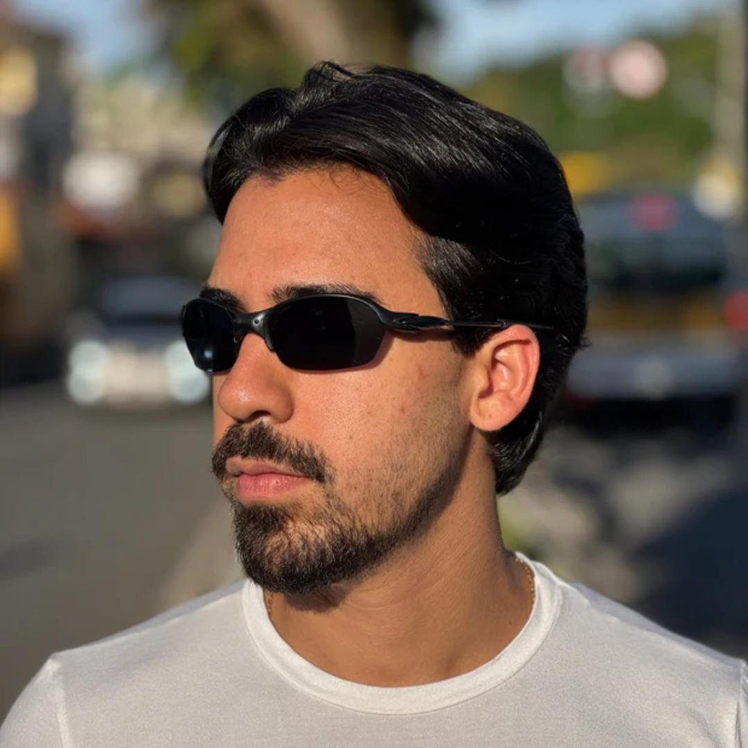 ÓCULOS DE SOL Metal Curvo CARBON LENTE PRETO - sendo usado por modelo - Sevet Company