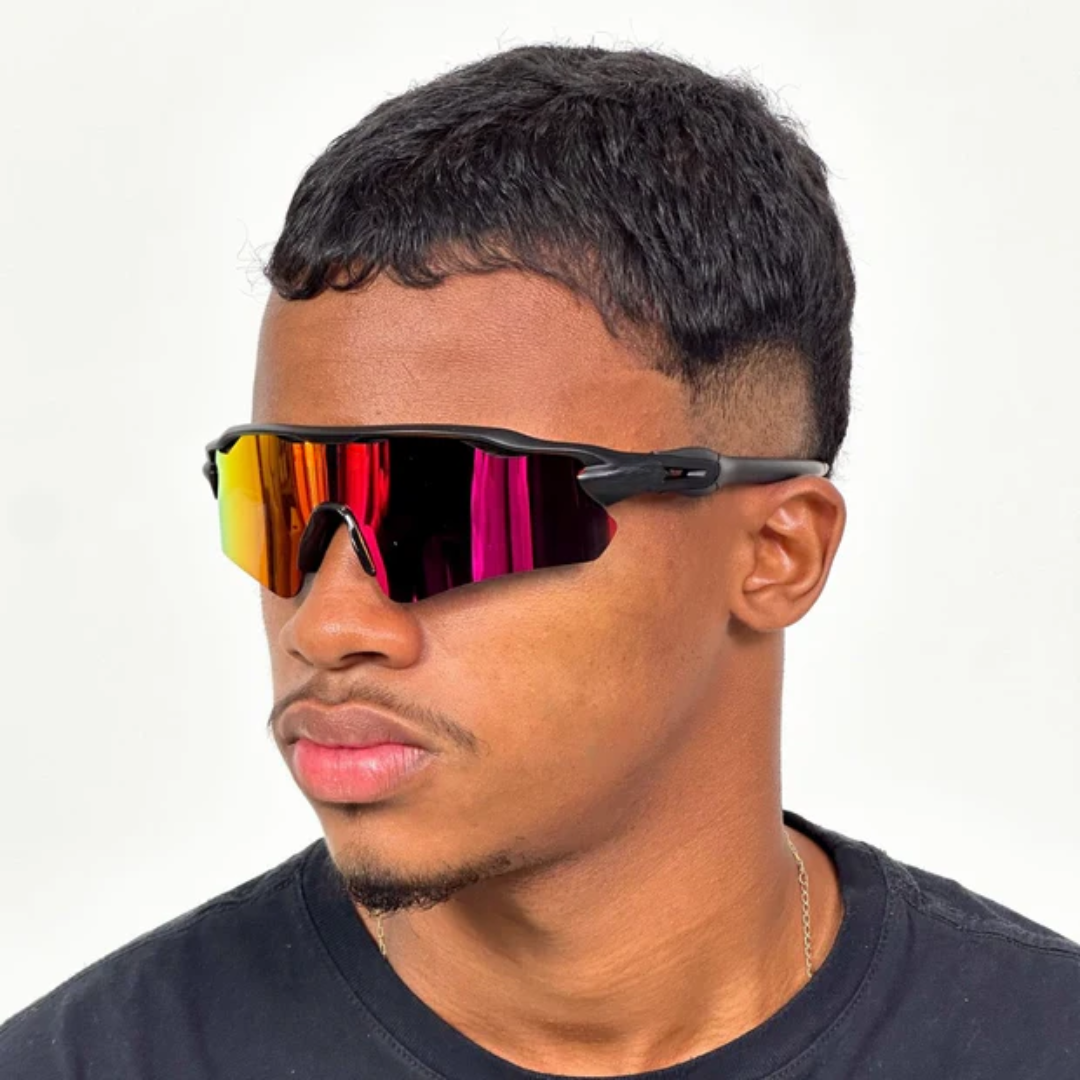 ÓCULOS DE SOL Esportivo Shield PRETO LENTE PRETO - sendo usado por modelo - Sevet Company