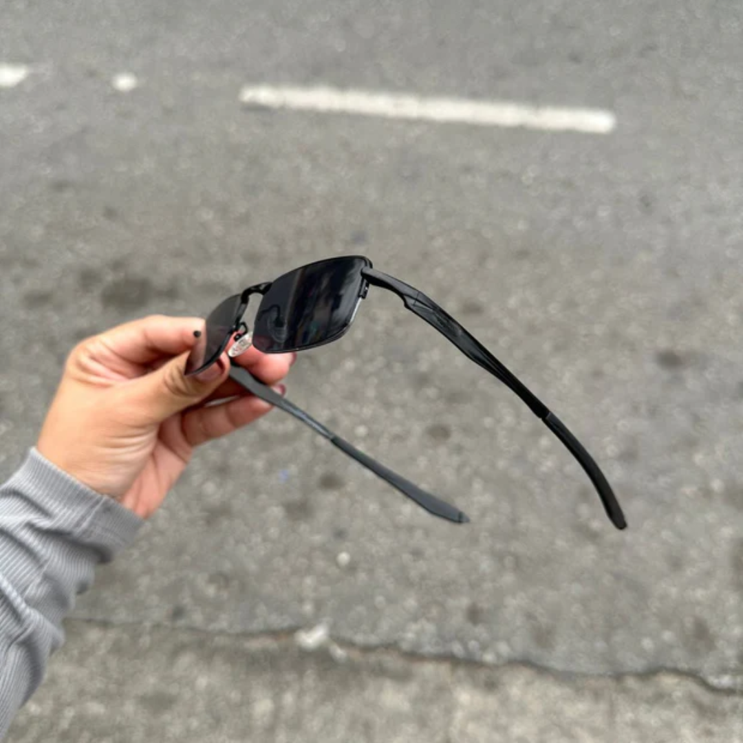 ÓCULOS DE SOL METAL RETANGULAR PRETO EDIÇÃO LIMITADA - sendo usado por modelo - Sevet Company
