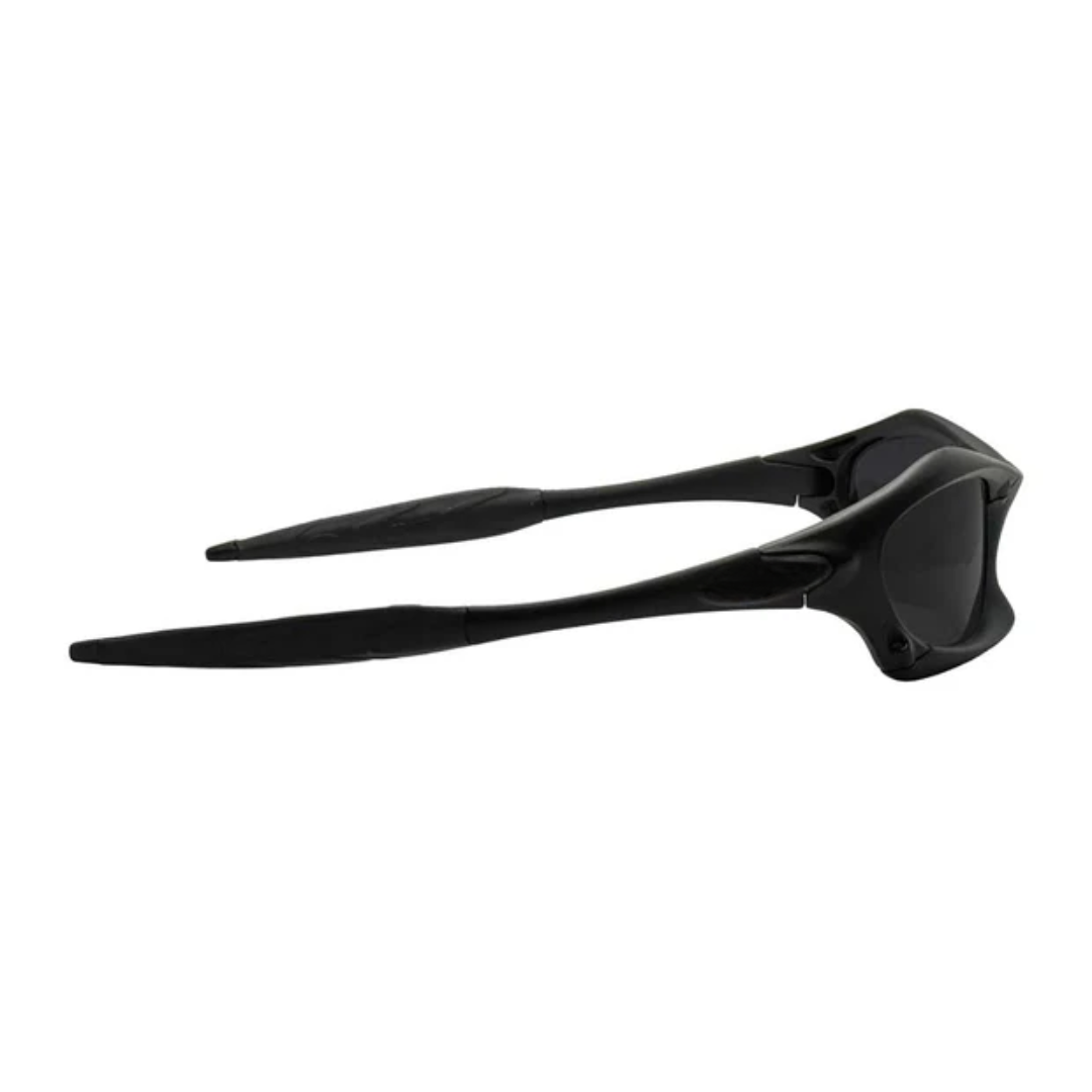 ÓCULOS DE SOL Sport Wrap PRETO - sendo usado por modelo - Sevet Company