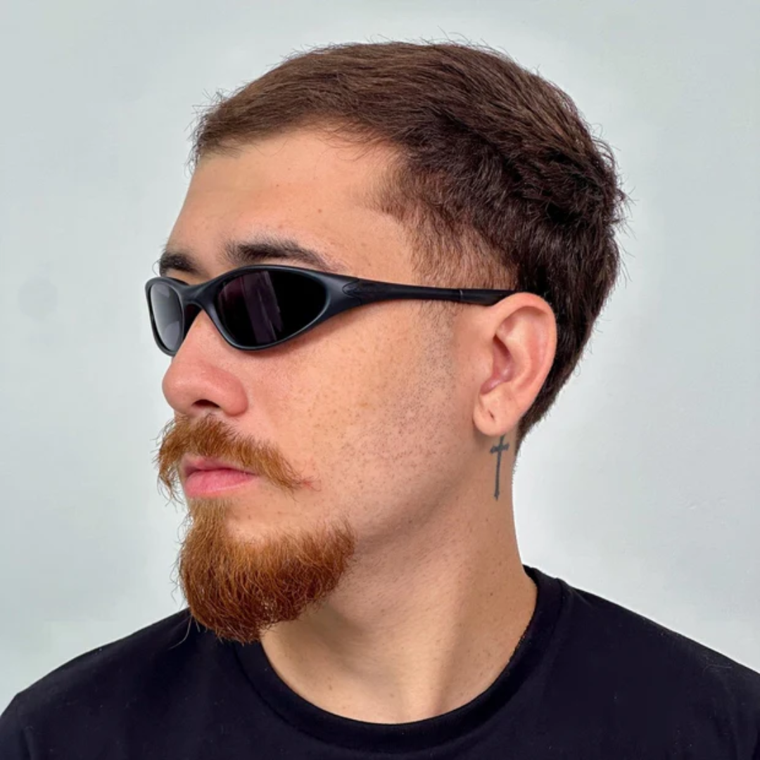 ÓCULOS DE SOL OVAL COMPACTO PRETO EDIÇÃO LIMITADA - sendo usado por modelo - Sevet Company