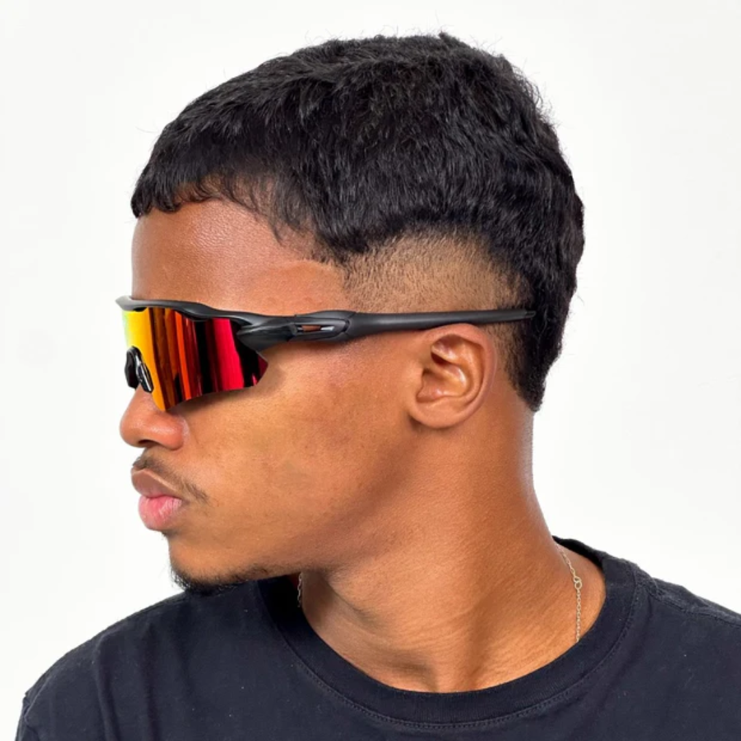 ÓCULOS DE SOL Esportivo Shield PRETO LENTE PRETO - sendo usado por modelo - Sevet Company