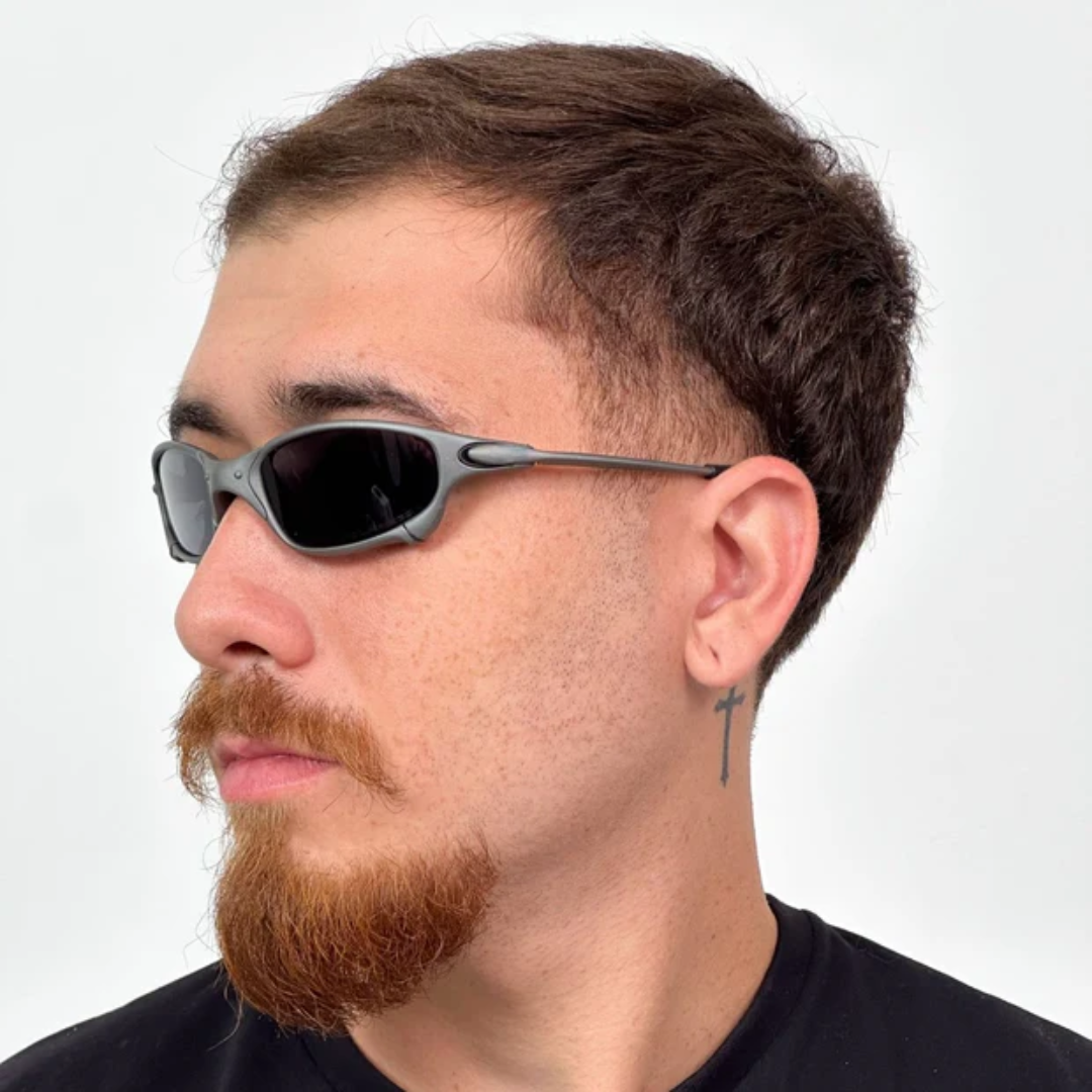 ÓCULOS DE SOL Metal Redondo Prata LENTE PRETO - sendo usado por modelo - Sevet Company