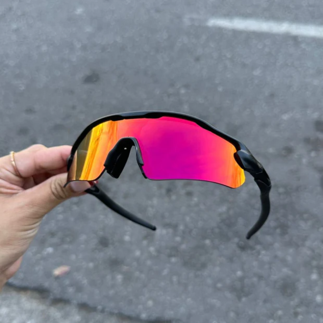 ÓCULOS DE SOL Esportivo Shield PRETO LENTE PRETO - sendo usado por modelo - Sevet Company