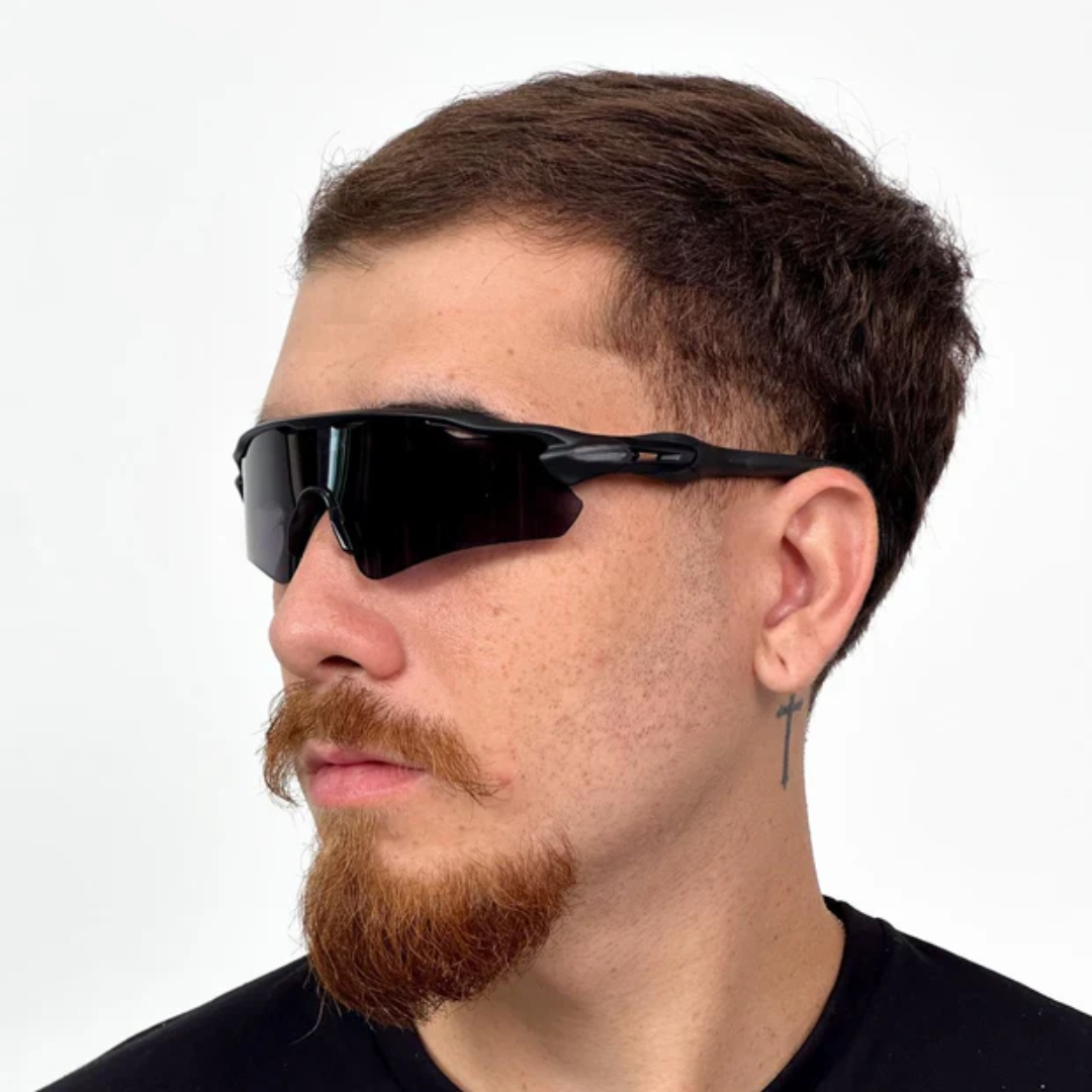 ÓCULOS DE SOL Esportivo Shield PRETO LENTE PRETO - sendo usado por modelo - Sevet Company