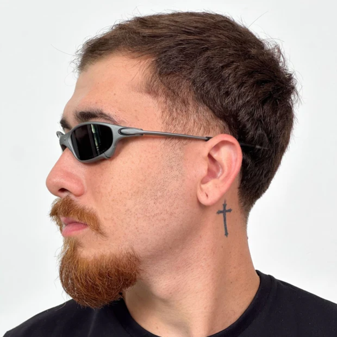 ÓCULOS DE SOL Metal Redondo Prata LENTE PRETO - sendo usado por modelo - Sevet Company