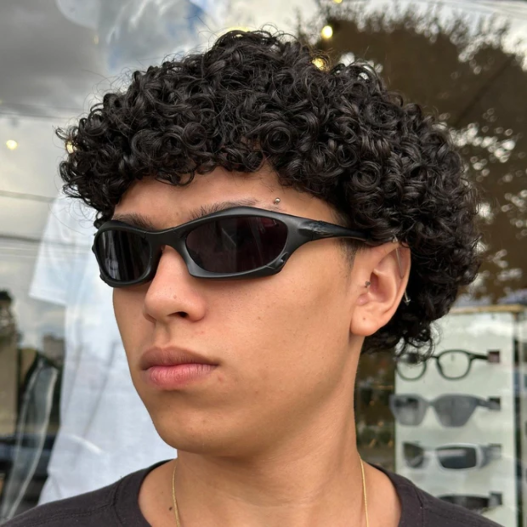 ÓCULOS DE SOL Sport Wrap PRETO - sendo usado por modelo - Sevet Company