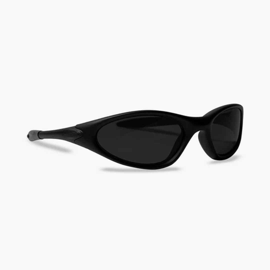 ÓCULOS DE SOL OVAL COMPACTO PRETO EDIÇÃO LIMITADA - sendo usado por modelo - Sevet Company