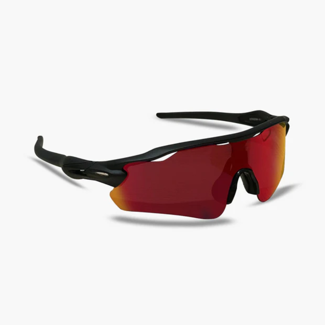 ÓCULOS DE SOL Esportivo Shield PRETO LENTE PRETO - sendo usado por modelo - Sevet Company