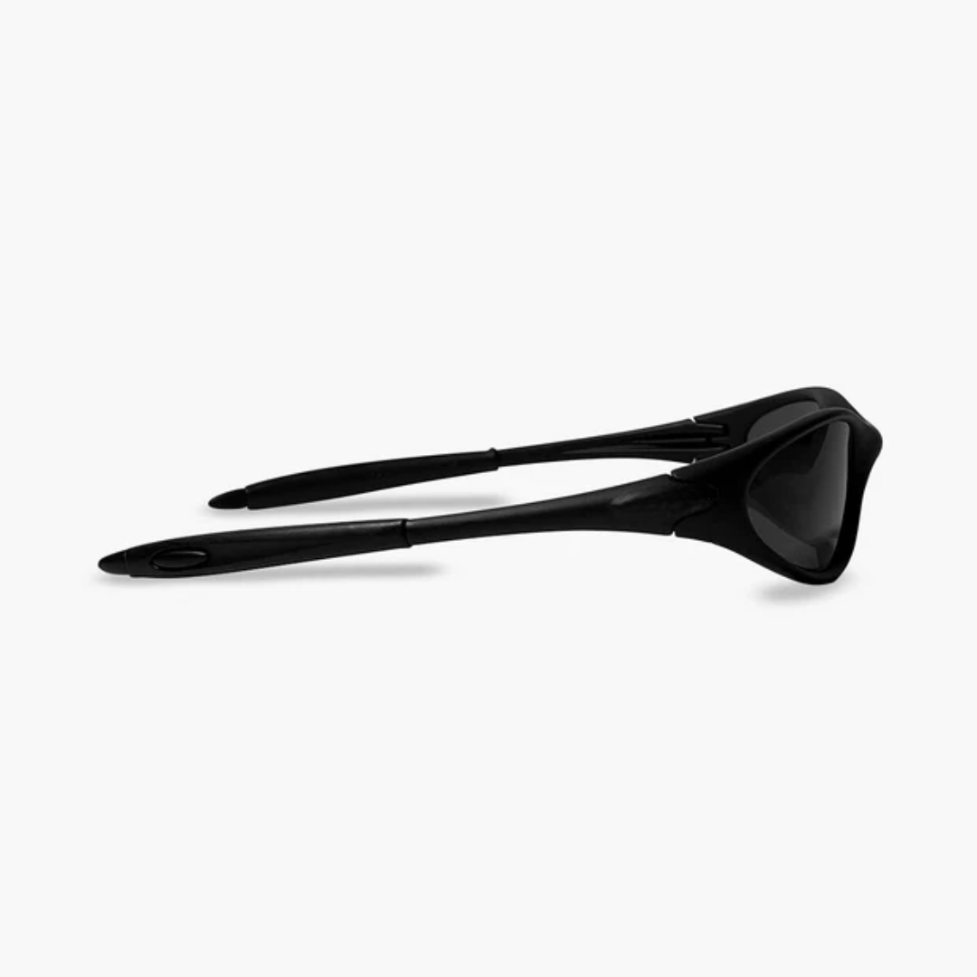 ÓCULOS DE SOL OVAL COMPACTO PRETO EDIÇÃO LIMITADA - sendo usado por modelo - Sevet Company