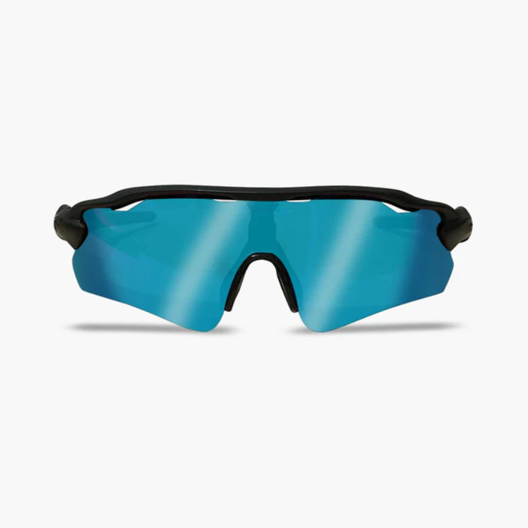 ÓCULOS DE SOL Esportivo Shield PRETO LENTE PRETO - sendo usado por modelo - Sevet Company