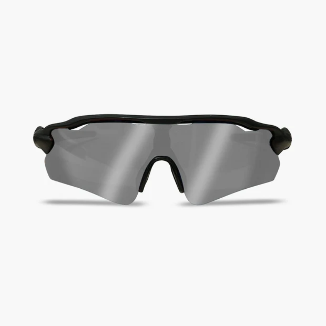 ÓCULOS DE SOL ESPORTIVO SHIELD PRETO LENTE LIQUID METAL - sendo usado por modelo - Sevet Company