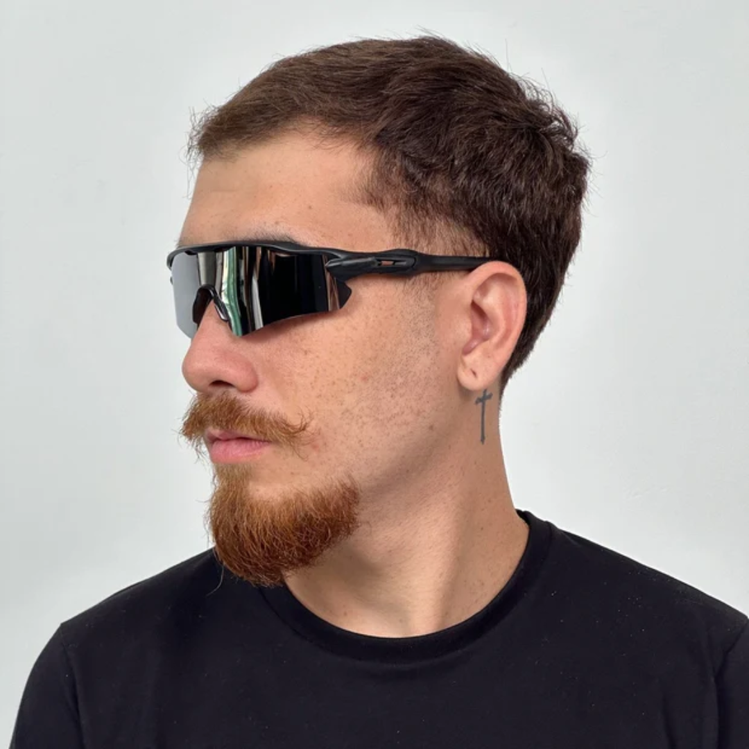ÓCULOS DE SOL Esportivo Shield PRETO LENTE PRETO - sendo usado por modelo - Sevet Company