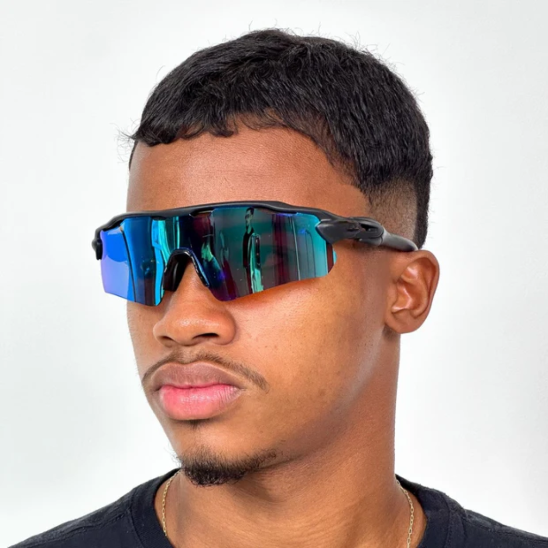 ÓCULOS DE SOL Esportivo Shield PRETO LENTE PRETO - sendo usado por modelo - Sevet Company