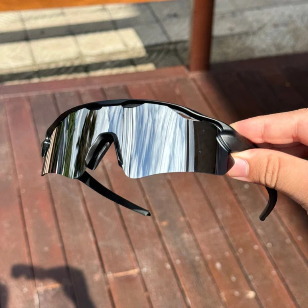 ÓCULOS DE SOL Esportivo Shield PRETO LENTE PRETO - sendo usado por modelo - Sevet Company