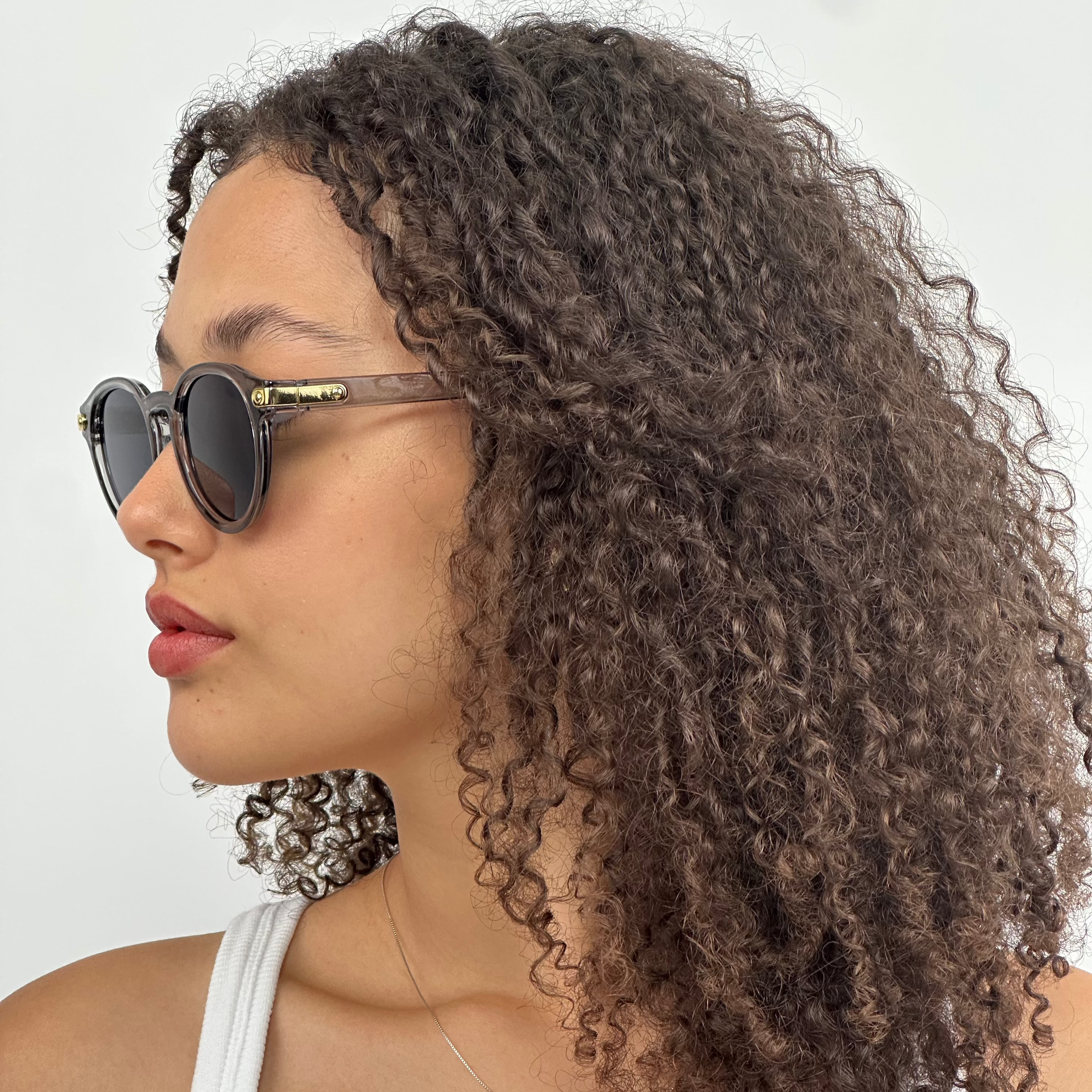 Óculos de Sol Produtos Zoss - sendo usado por modelo - Sevet Company
