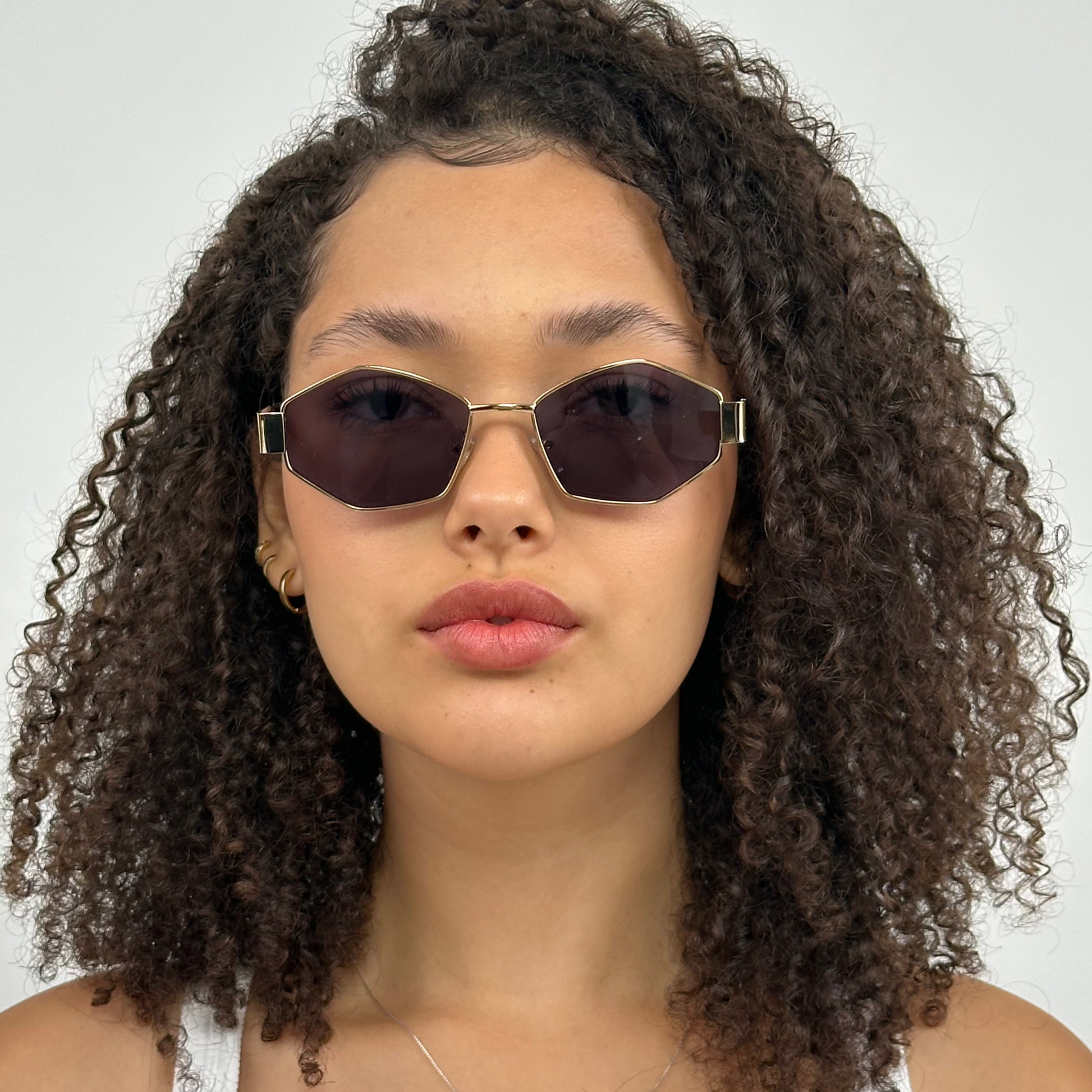 Óculos de Sol Produtos Zoss Gold - sendo usado por modelo - Sevet Company