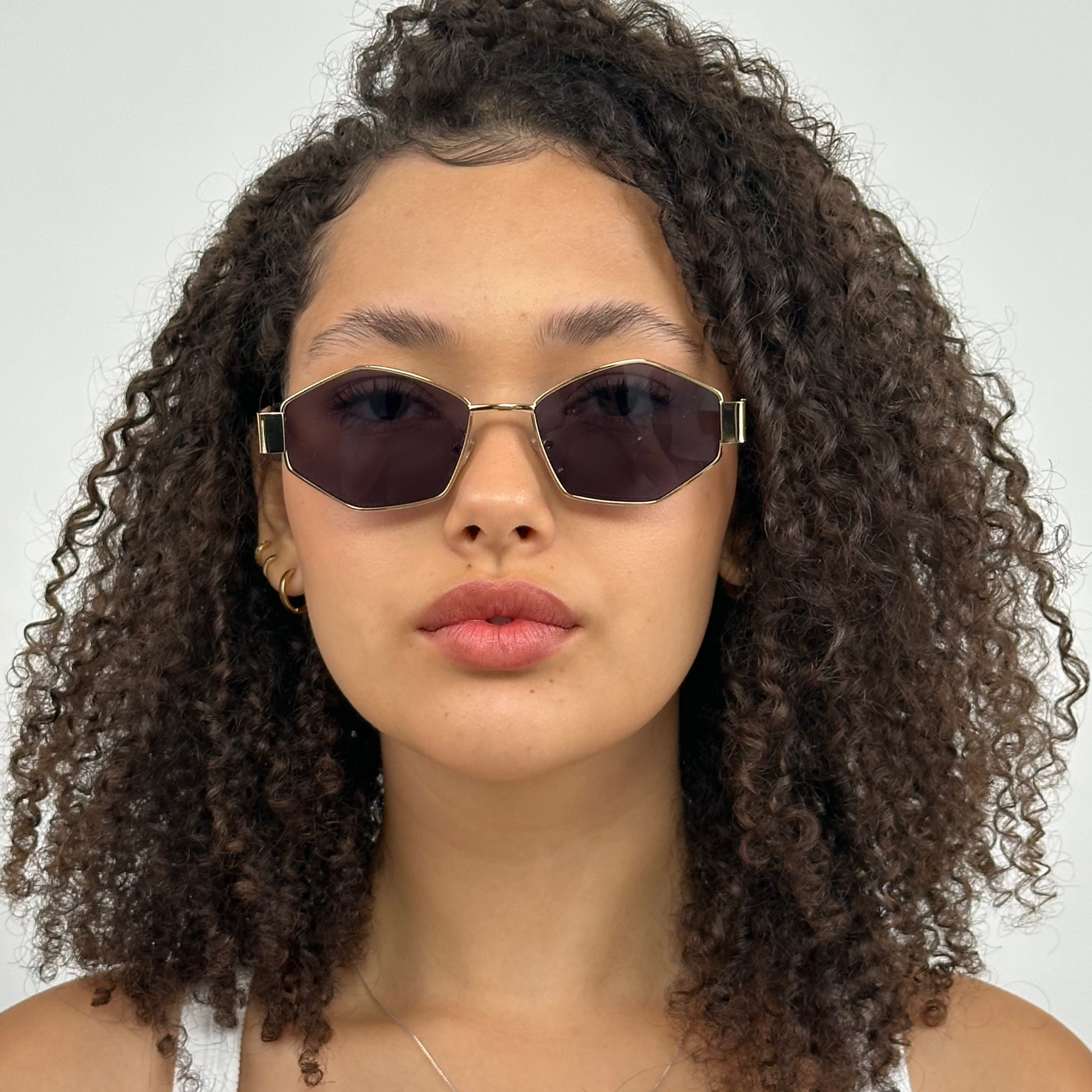 Óculos de Sol Produtos Zoss Gold - sendo usado por modelo - Sevet Company