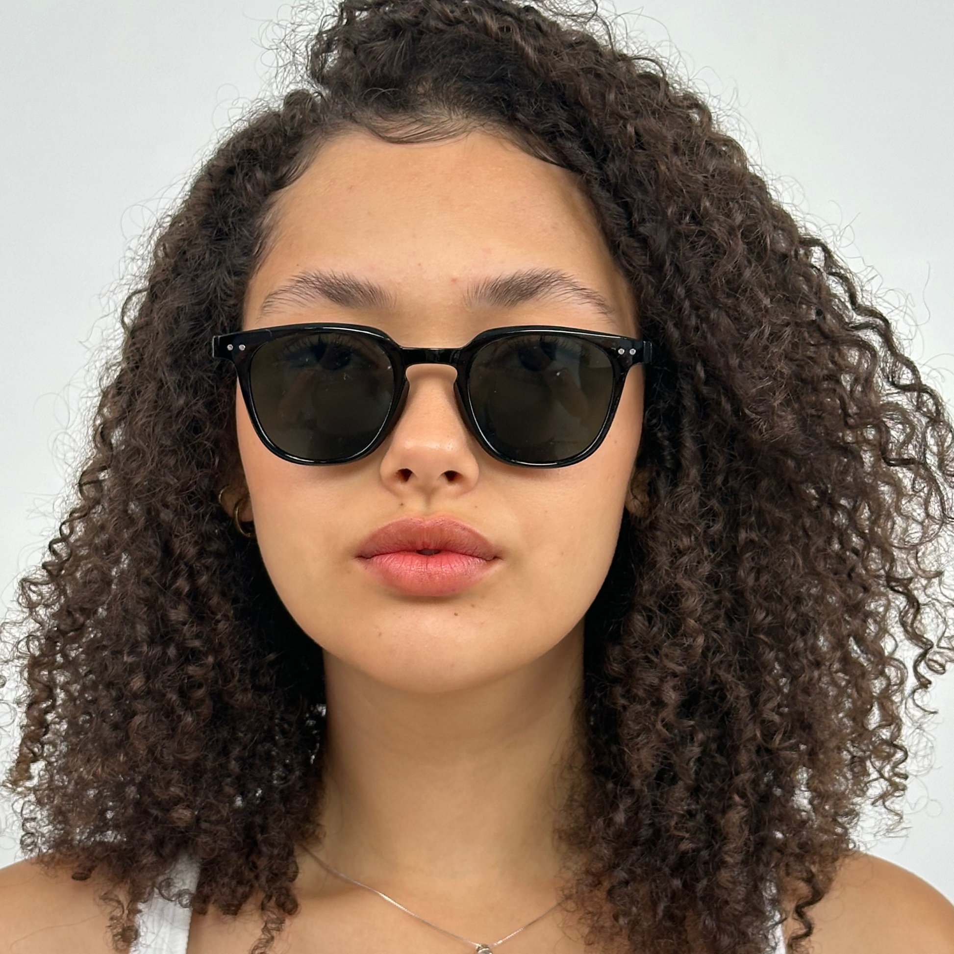 Óculos de Sol Produtos Zoss - sendo usado por modelo - Sevet Company