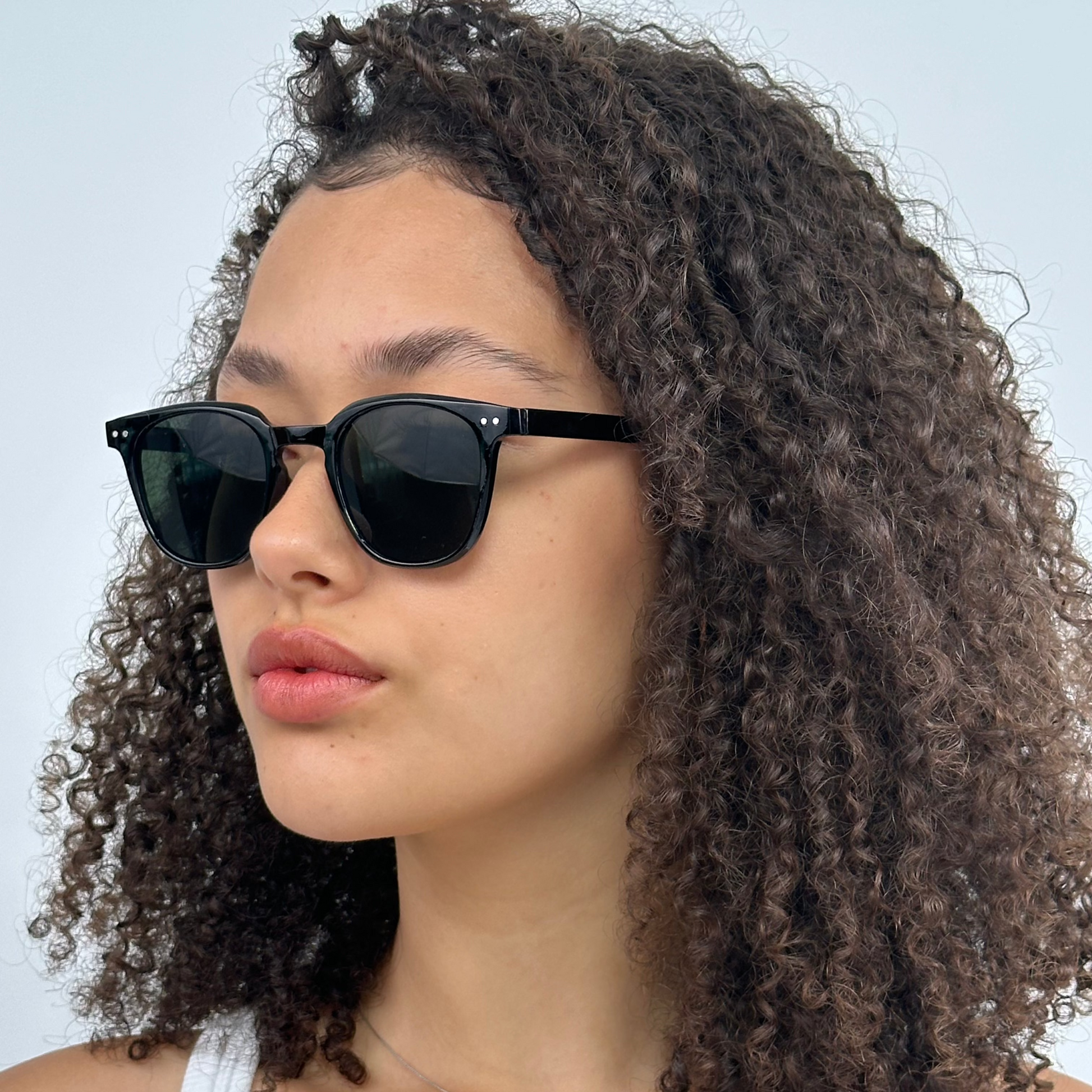 Óculos de Sol Produtos Zoss - sendo usado por modelo - Sevet Company