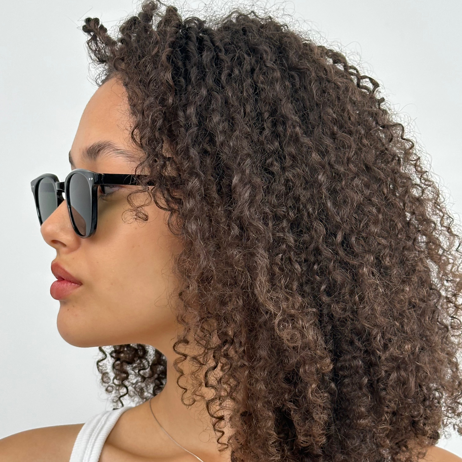 Óculos de Sol Produtos Zoss - sendo usado por modelo - Sevet Company