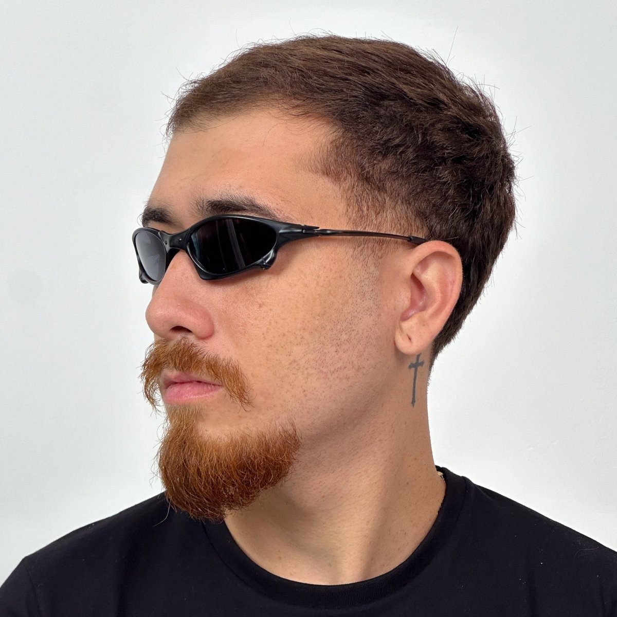 ÓCULOS DE SOL METAL OVAL CARBON LENTE PRETO - sendo usado por modelo - Sevet Company
