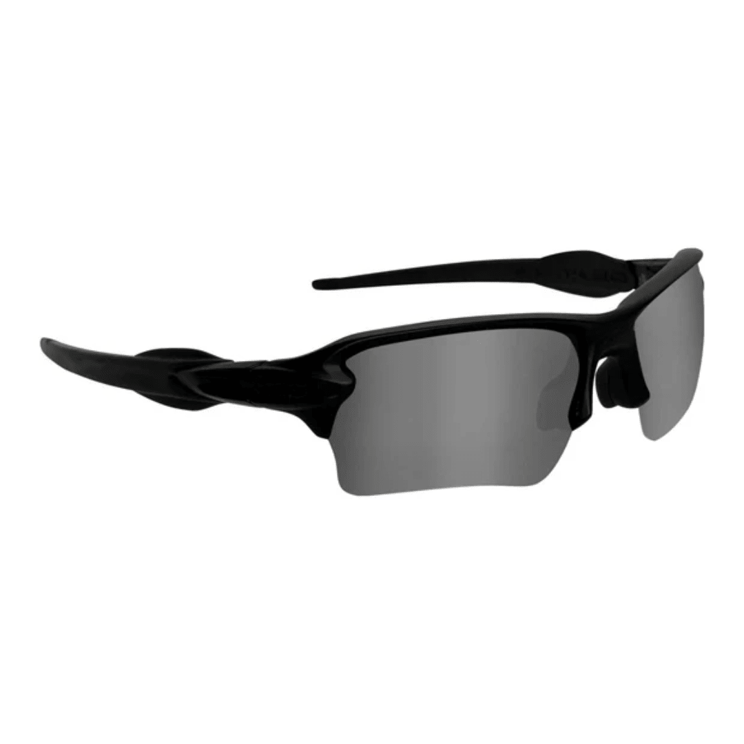 ÓCULOS DE SOL Semi-Aro Esportivo PRETO LENTE PRETO - sendo usado por modelo - Sevet Company