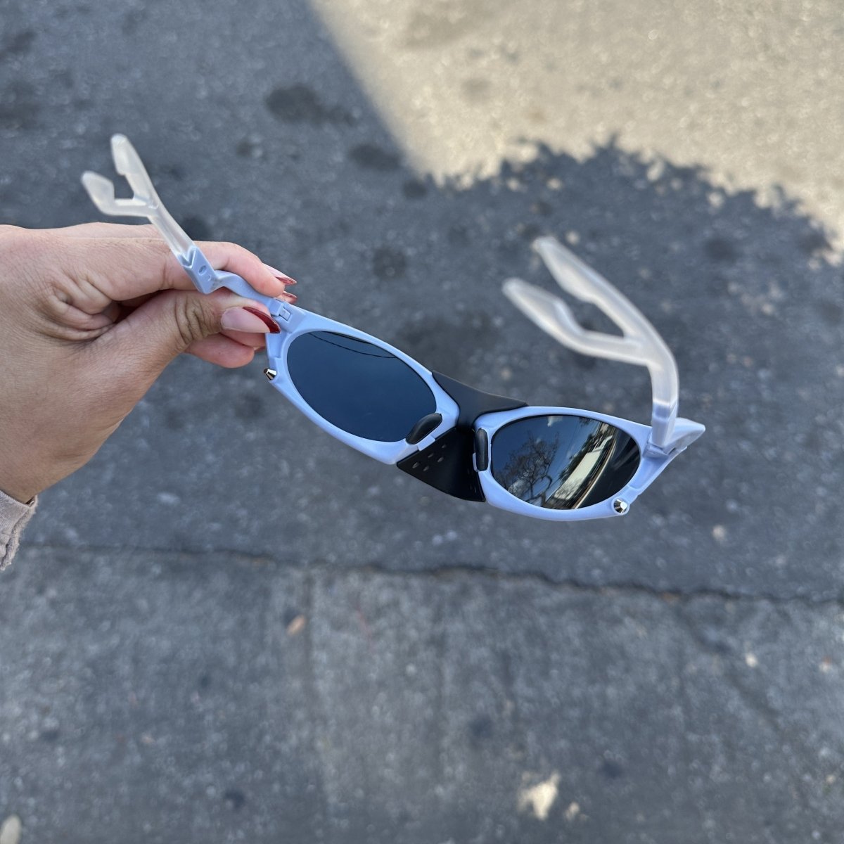 ÓCULOS DE SOL Urbano com Narigueira MATTE TRANSPARENT FERN - sendo usado por modelo - Sevet Company