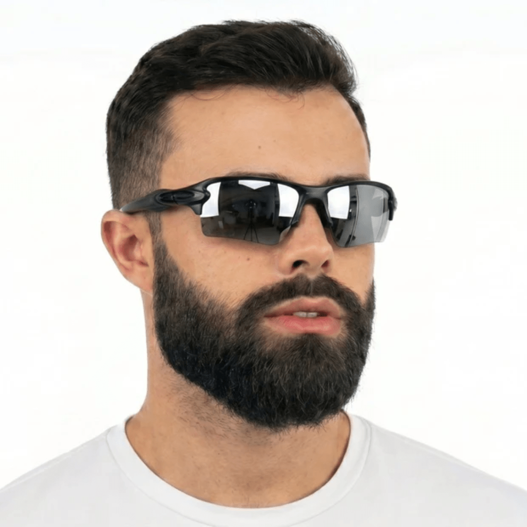 ÓCULOS DE SOL Semi-Aro Esportivo PRETO LENTE PRETO - sendo usado por modelo - Sevet Company