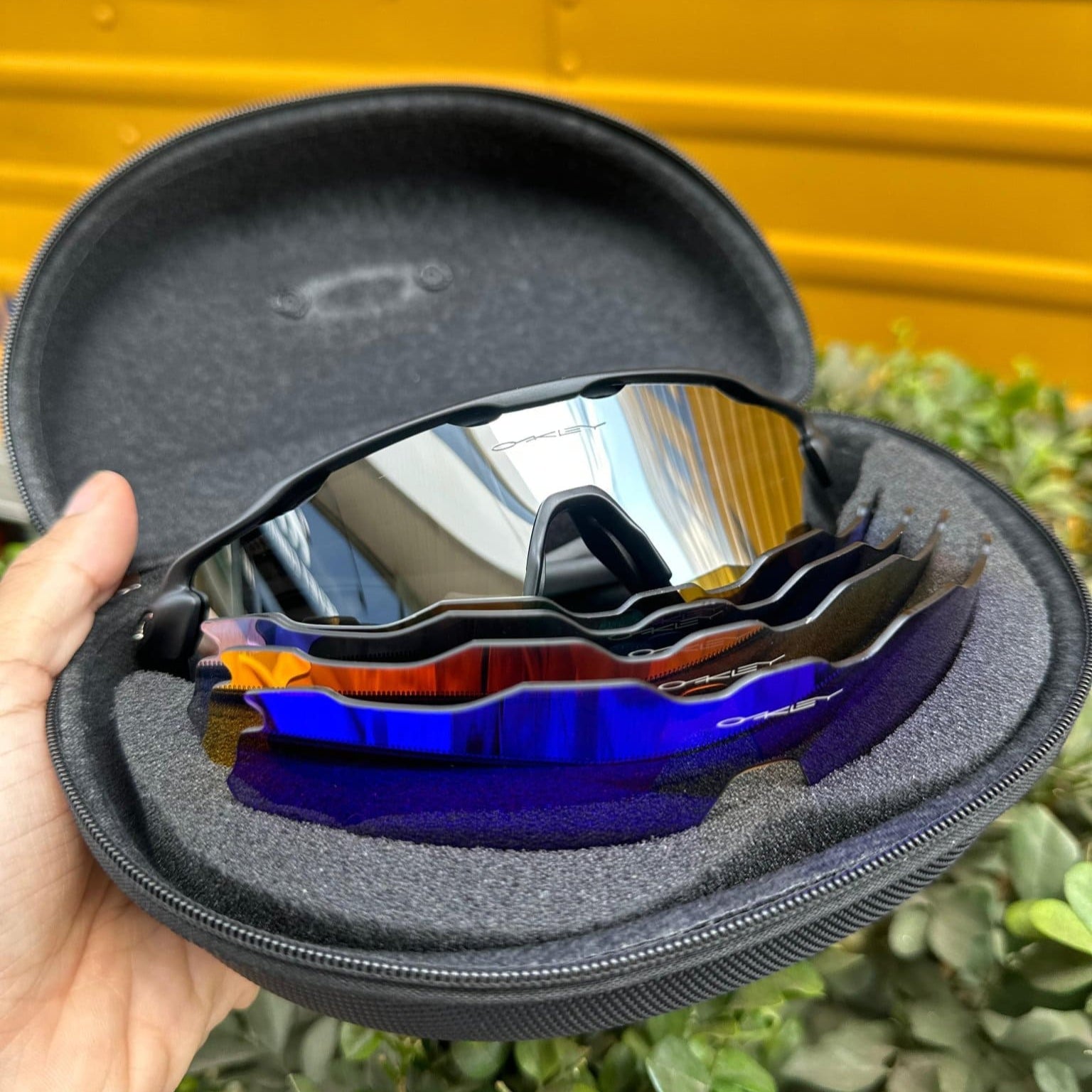 KIT ÓCULOS DE SOL RADAR EV PRETO COM 5 LENTES E CASE DE PROTEÇÃO