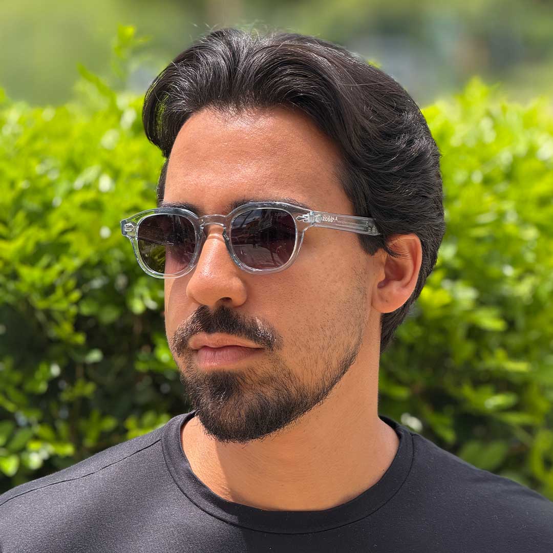 Óculos de Sol Produtos Zoss - sendo usado por modelo - Sevet Company