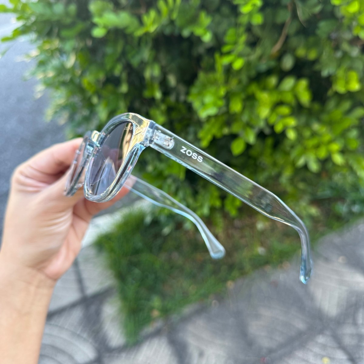 Óculos de Sol Produtos Zoss - sendo usado por modelo - Sevet Company