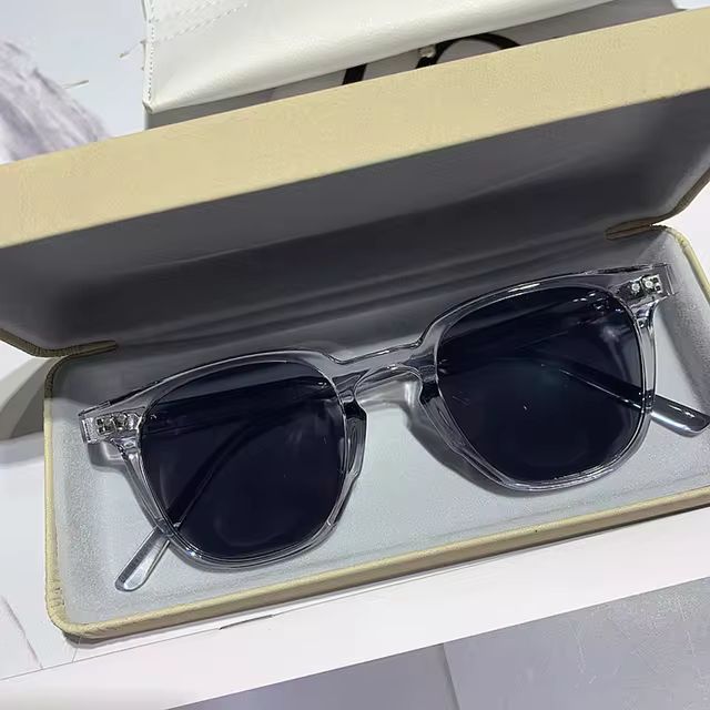 Óculos de Sol Produtos Zoss - sendo usado por modelo - Sevet Company